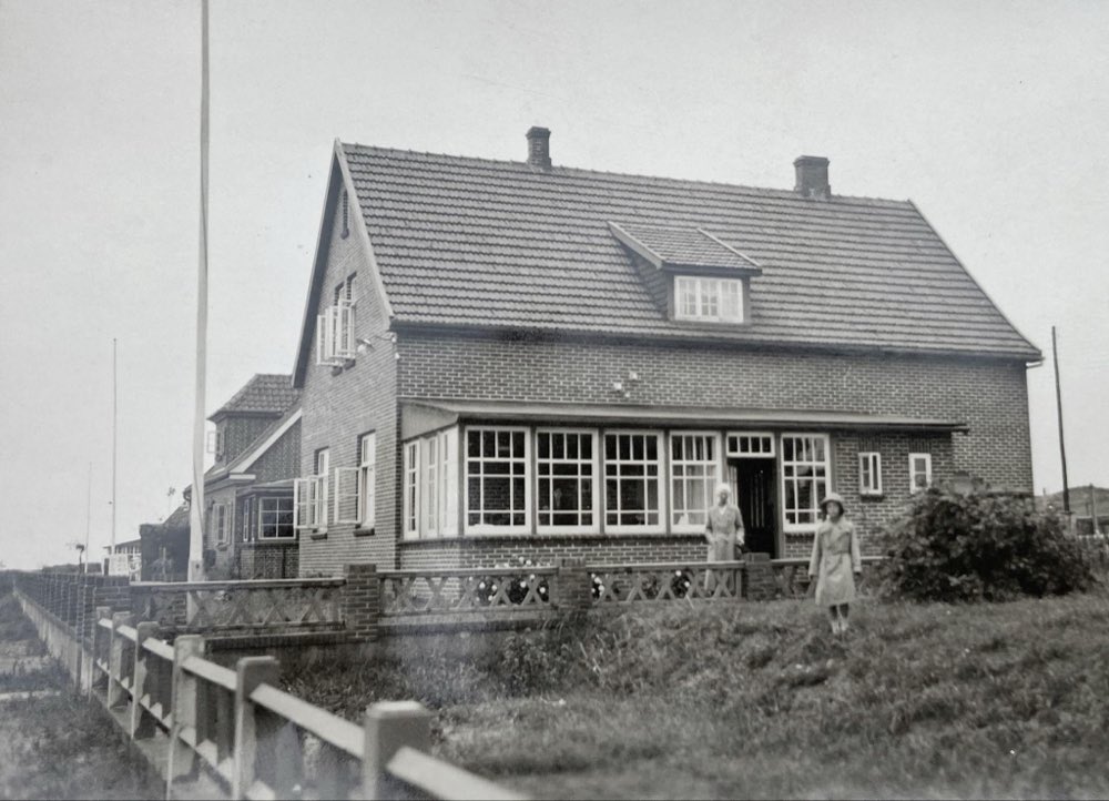 Das Haus in den 1930er Jahren, umgeben von Dünen
