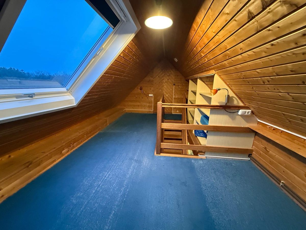 Whg. 3 DG Nord: Spitzboden mit Dachfenster