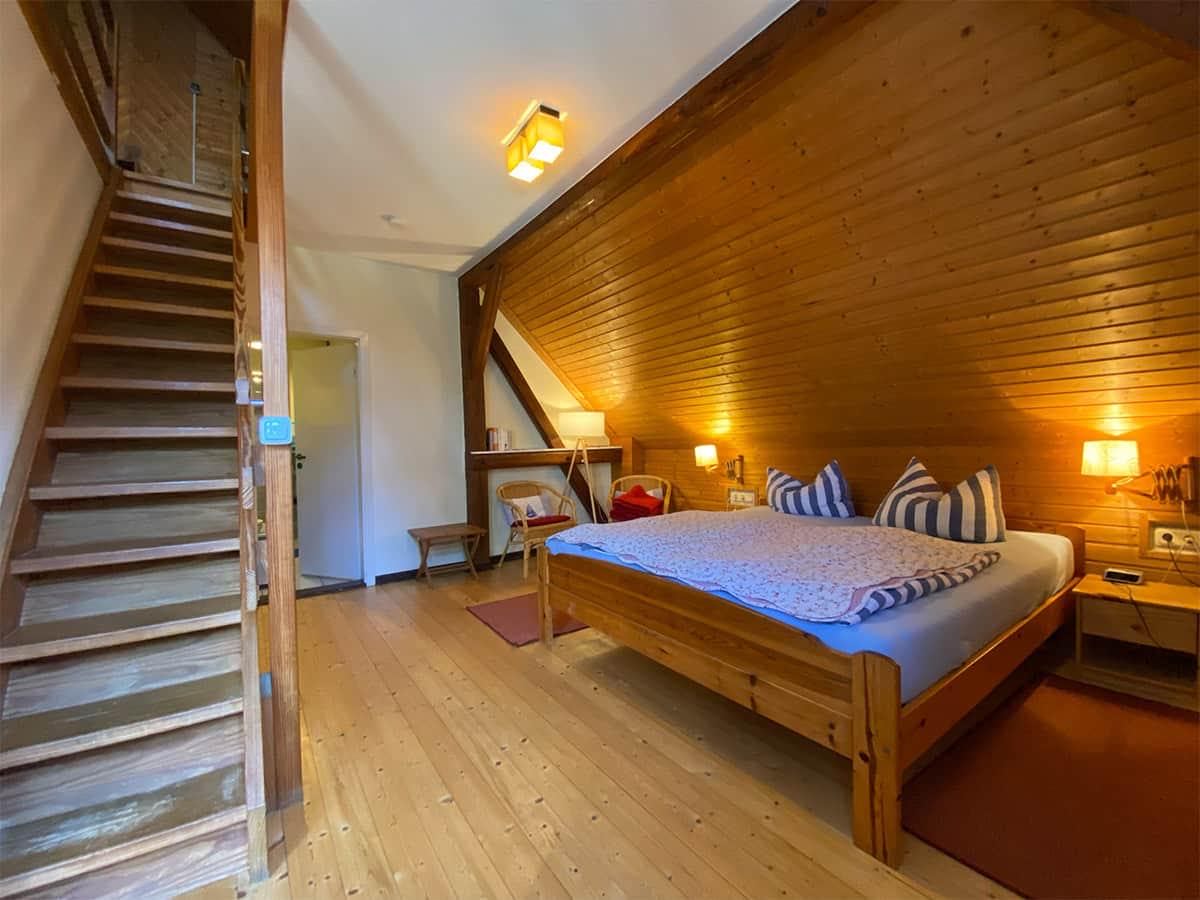 Whg. 3 DG Nord: Schlafbereich mit Treppe zum Spitzboden