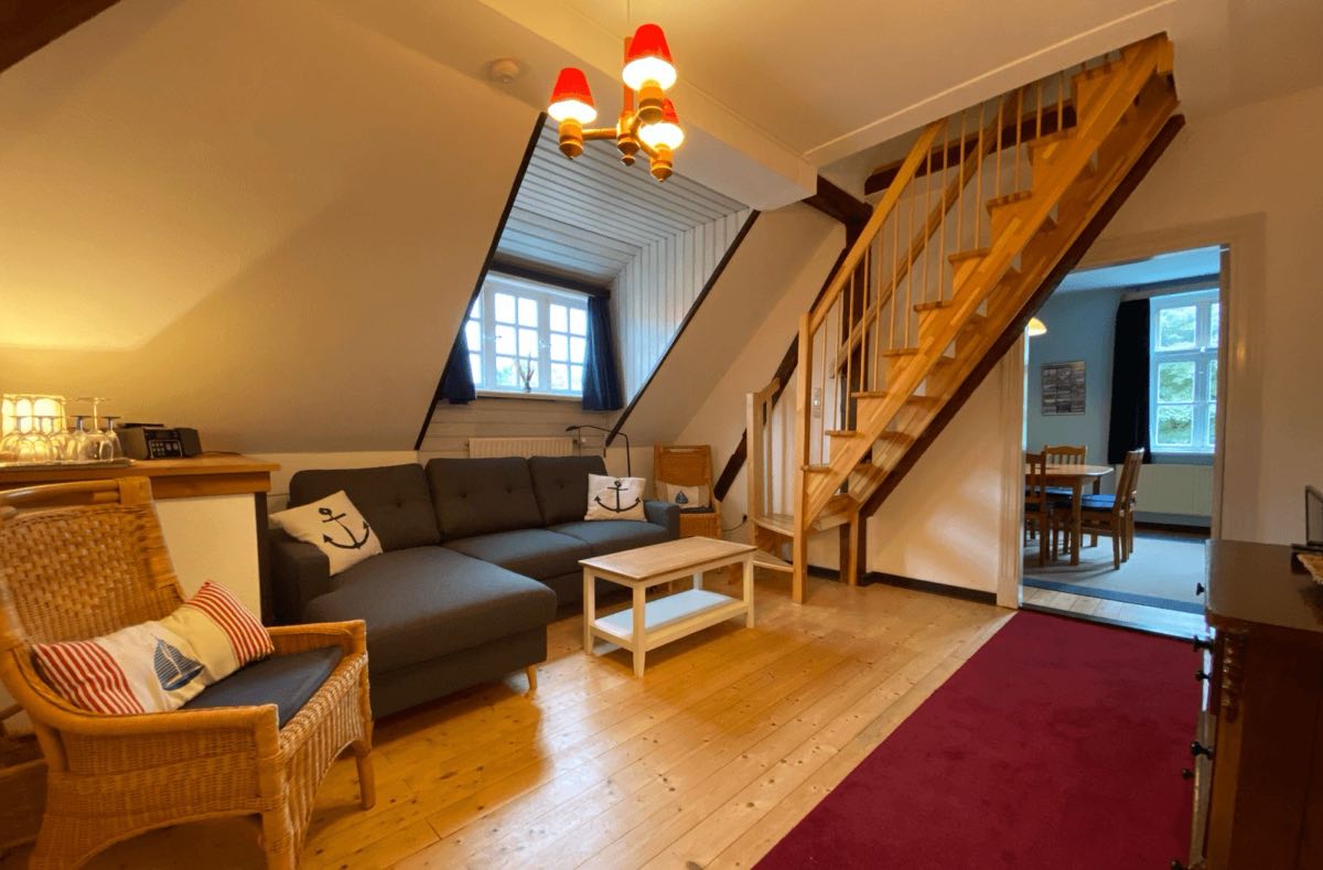 Whg. 4 DG Süd: Wohnbereich mit Treppe zum Spitzboden