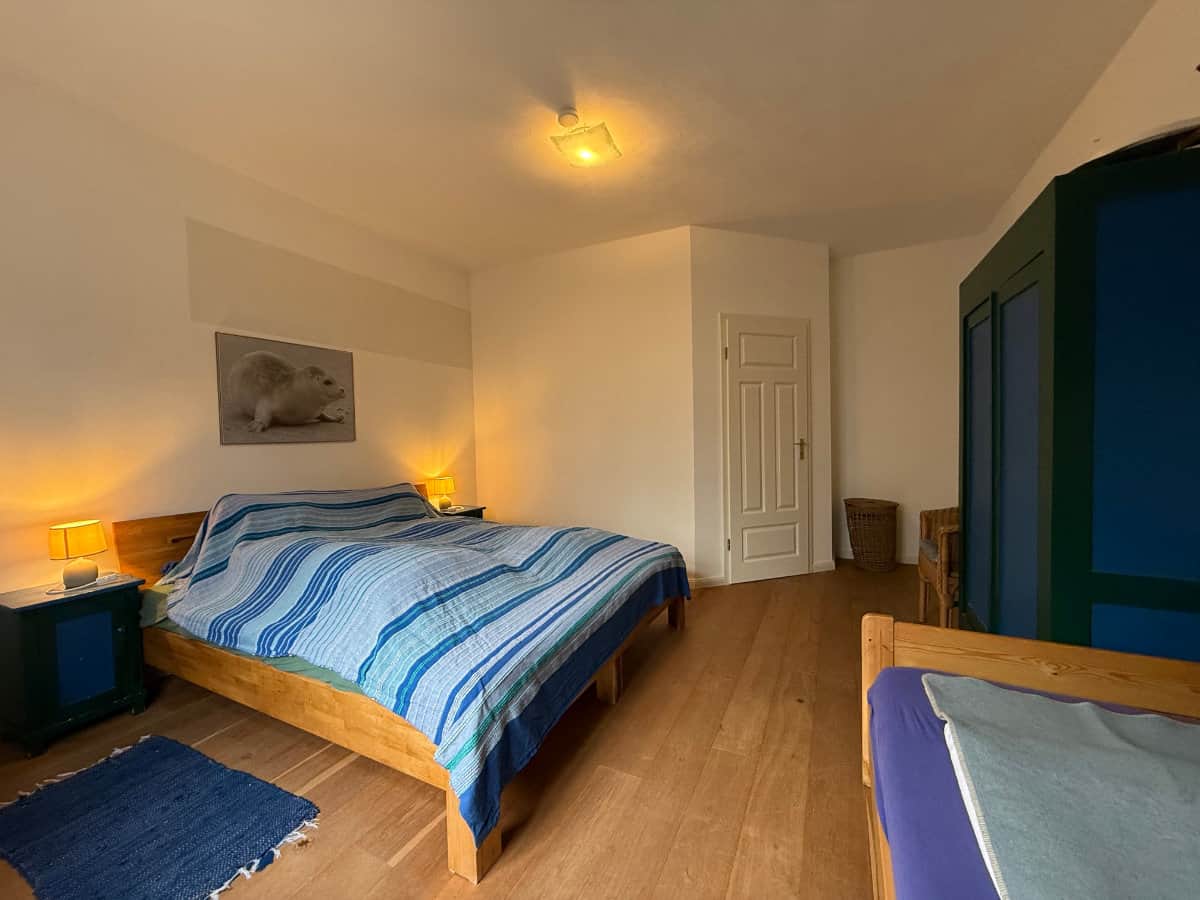 Fewo Seehund: Schlafzimmer mit Doppelbett, Einzelbett und eigenem WC/Duschbad
