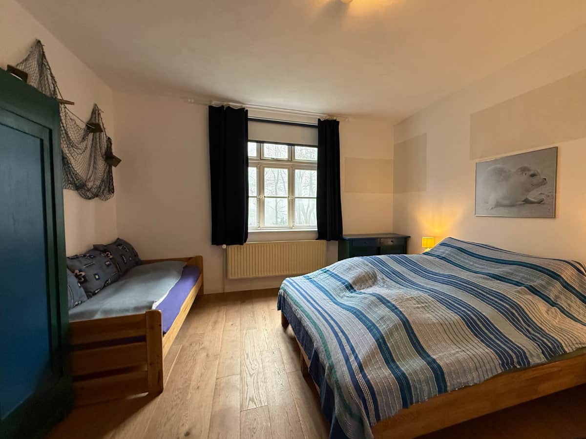 Fewo Seehund: Schlafzimmer mit Doppelbett, Einzelbett und eigenem WC/Duschbad