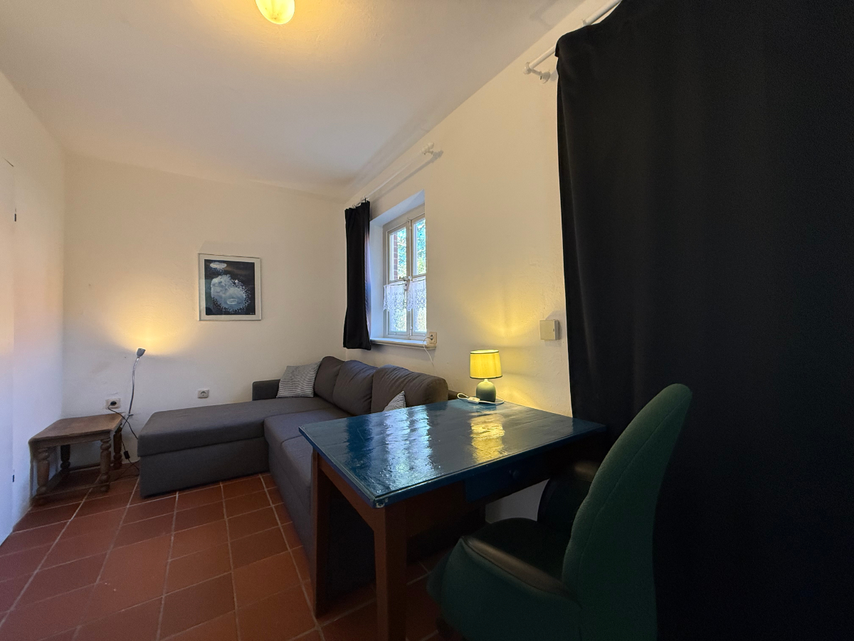 Fewo Seehund: Gästezimmer/Arbeitszimmer mit einem Büroplatz und einem (Schlaf-)Sofa