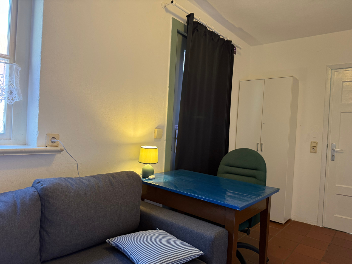 Fewo Seehund: Gästezimmer/Arbeitszimmer mit einem Büroplatz und einem (Schlaf-)Sofa