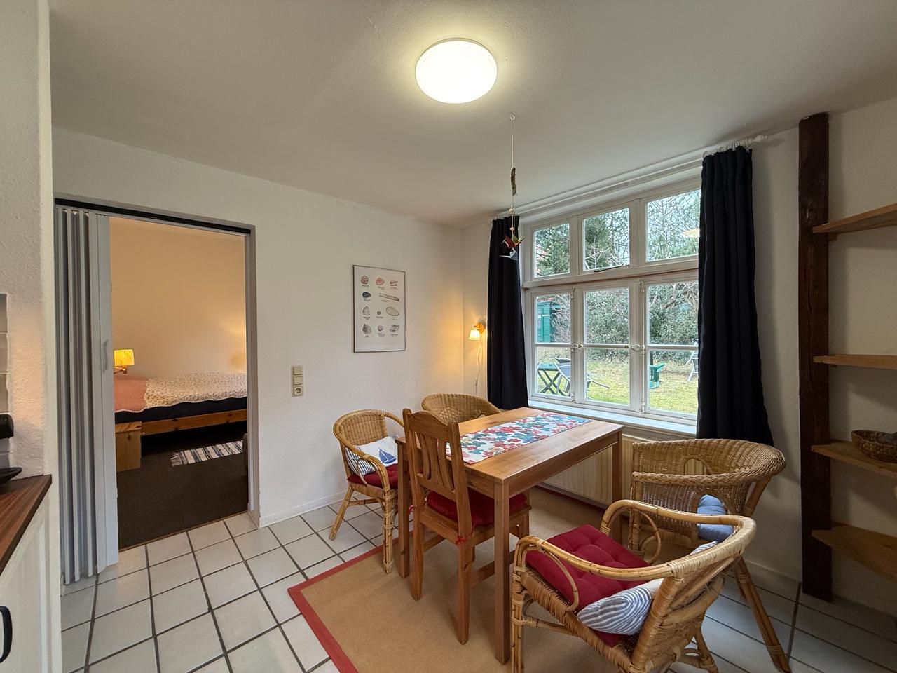 Fewo Wattwurm: Wohnküche mit Durchgang zum Wohn-/Schlafzimmer