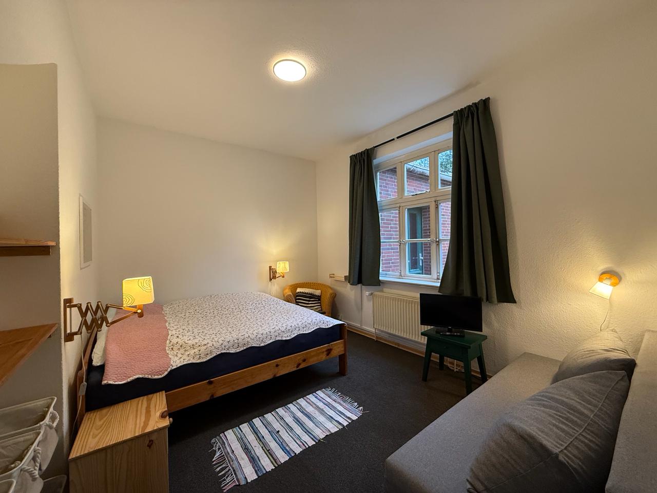 Fewo Wattwurm: Wohn-/Schlafzimmer mit großem Doppelbett und (Schlaf-)Sofa