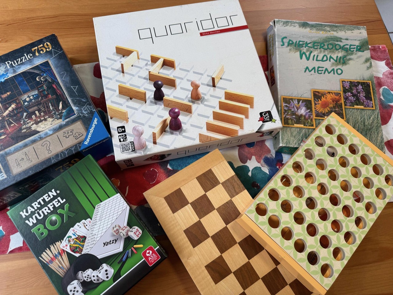 Fewo Wattwurm: Spieleauswahl: Schach, Vier gewinnt, Kniffel, Kartenspiele, Puzzle und mehr